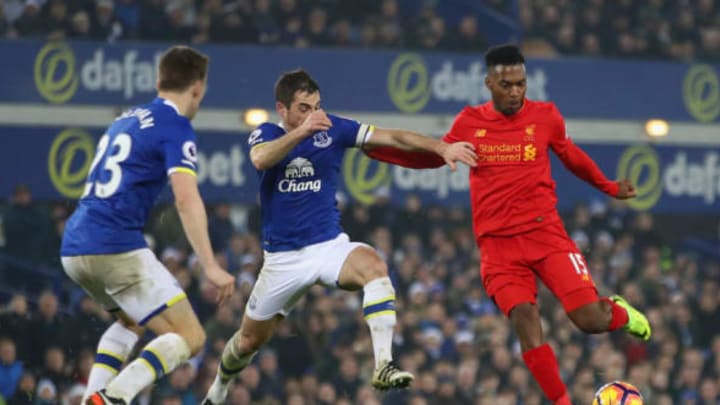LIVERPOOL, ENGLAND – DECEMBER 19: Daniel Sturridge of Liverpool shoots at goal hitting the post in injury time during the Premier League match between Everton and Liverpool at Goodison Park on December 19, 2016 in Liverpool, England. (Photo by Clive Brunskill/Getty Images)