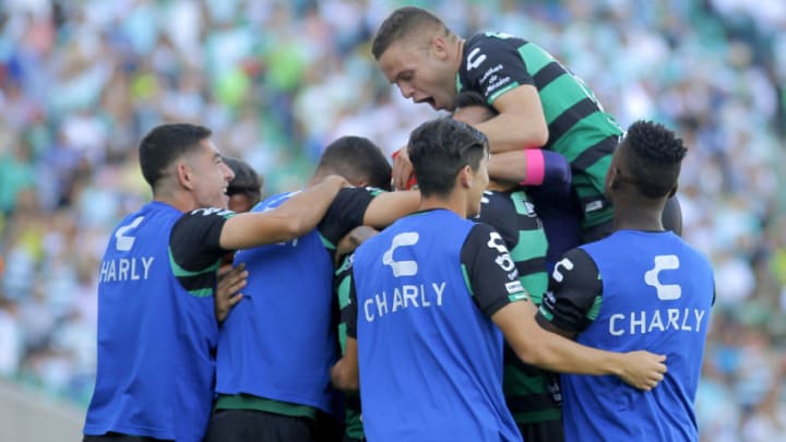 TORREON, MEXICO - SEPTEMBER 16: Julio Furch of Santos celebrates his goal with teammates during the 9th round match between Santos Laguna and Leon as part of the Torneo Apertura 2018 Liga MX at Corona Stadium on September 16, 2018 in Torreon, Mexico. (Photo by Manuel Guadarrama/Getty Images)