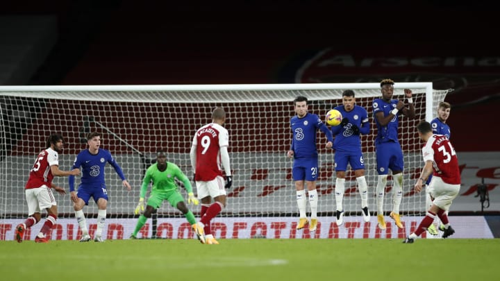 LONDON, ENGLAND – DECEMBER 26: Granit Xhaka of Arsenal scores from a free kick for his team’s second goal during the Premier League match between Arsenal and Chelsea at Emirates Stadium on December 26, 2020 in London, England. (Photo by Andrew Boyers – Pool/Getty Images)