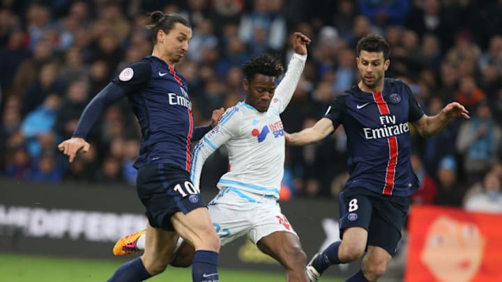 MARSEILLE - FEBRUARY 7: Michy Batshuayi of OM in action between Zlatan Ibrahimovic and Thiago Motta of PSG during the French Ligue 1 match between Olympique de Marseille (OM) and Paris Saint-Germain (PSG) at New Stade Velodrome on February 7, 2016 in Marseille, France. (Photo by Jean Catuffe/Getty Images)