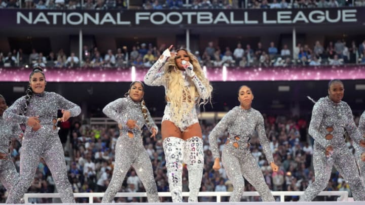 INGLEWOOD, CALIFORNIA - FEBRUARY 13: Mary J. Blige performs onstage during the Pepsi Super Bowl LVI Halftime Show at SoFi Stadium on February 13, 2022 in Inglewood, California. (Photo by Kevin Mazur/Getty Images for Roc Nation)