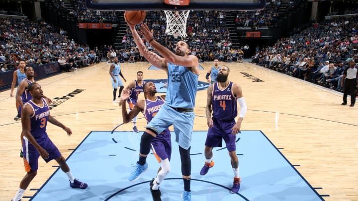 MEMPHIS, TN – OCTOBER 27: Marc Gasol #33 of the Memphis Grizzlies goes to the basket against the Phoenix Suns on October 27, 2018 at FedExForum in Memphis, Tennessee. NOTE TO USER: User expressly acknowledges and agrees that, by downloading and/or using this photograph, user is consenting to the terms and conditions of the Getty Images License Agreement. Mandatory Copyright Notice: Copyright 2018 NBAE (Photo by Joe Murphy/NBAE via Getty Images)