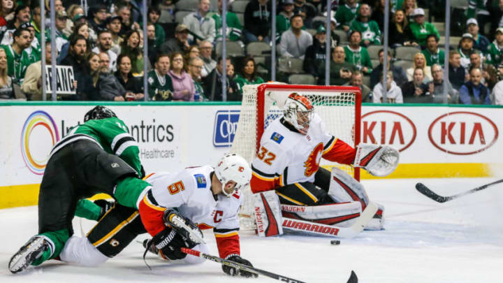 DALLAS, TX - FEBRUARY 27: Calgary Flames goaltender Jon Gillies (32) blocks a shot during the game between the Dallas Stars and the Calgary Flames on February 27, 2018 at the American Airlines Center in Dallas, TX. (Photo by Matthew Pearce/Icon Sportswire via Getty Images)