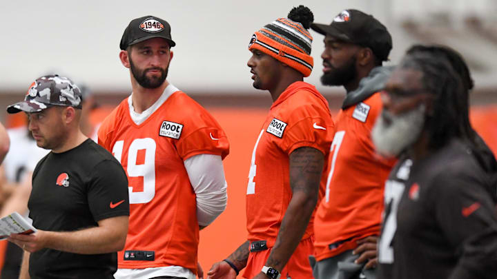 BEREA, OH – JULY 27: Josh Rosen #19 of the Cleveland Browns talks with Deshaun Watson #4 during Cleveland Browns training camp at CrossCountry Mortgage Campus on July 27, 2022 in Berea, Ohio. (Photo by Nick Cammett/Getty Images)