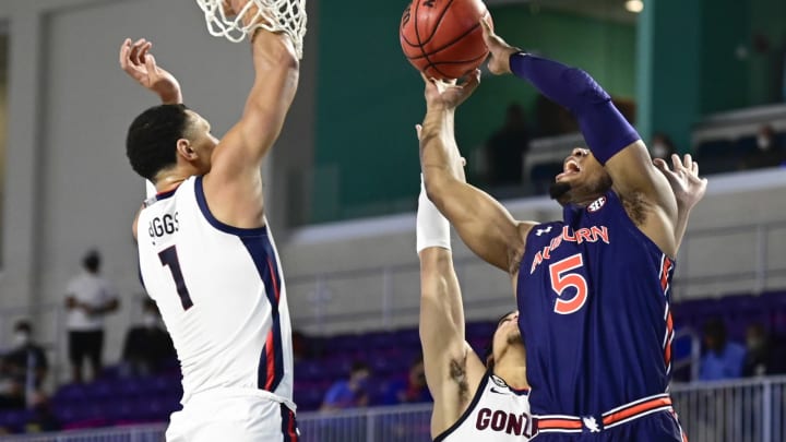 FORT MYERS, FLORIDA – NOVEMBER 27: Chris Moore #5 of the Auburn Tigers drives for the net as Jalen Suggs #1 of the Gonzaga Bulldogs defends during the first half during the Rocket Mortgage Fort Myers Tip-Off at Suncoast Credit Union Arena on November 27, 2020 in Fort Myers, Florida. (Photo by Douglas P. DeFelice/Getty Images)