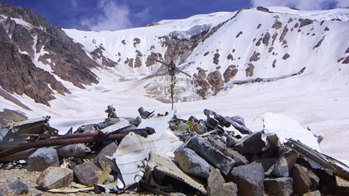 A memorial at the crash site (2006). BoomerKC via Wikimedia Commons // Public Domain