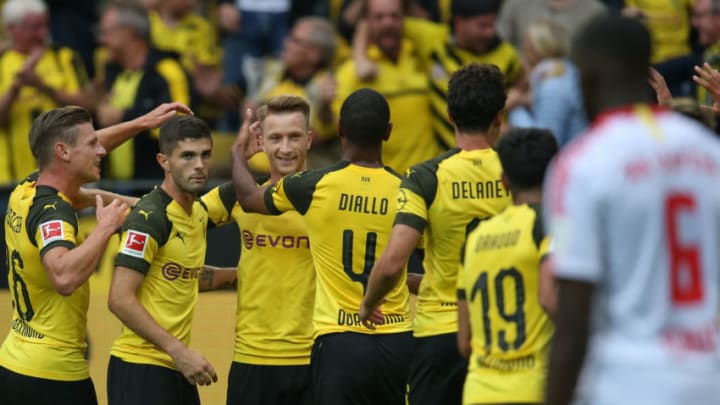 26 August 2018, Germany, Dortmund, Soccer, Bundesliga, Borussia Dortmund vs RB Leipzig, 1st matchday in Signal Iduna Park: Scorer Marco Reus (M) celebrates his 2-1 goal with Lukasz Piszczek (l-r), Christian Pulisic, Abdou Diallo and Thomas Delaney. Photo: Friso Gentsch/dpa - WICHTIGER HINWEIS: Gemäß den Vorgaben der DFL Deutsche Fußball Liga ist es untersagt, in dem Stadion und/oder vom Spiel angefertigte Fotoaufnahmen in Form von Sequenzbildern und/oder videoähnlichen Fotostrecken zu verwerten bzw. verwerten zu lassen. (Photo by Friso Gentsch/picture alliance via Getty Images)