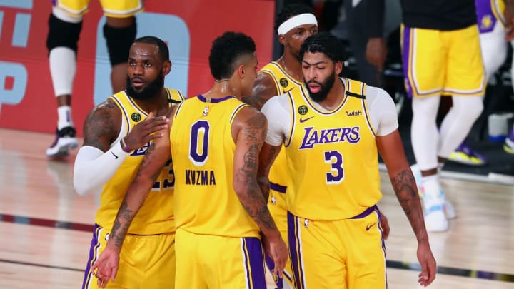LAKE BUENA VISTA, FLORIDA – AUGUST 20: LeBron James #23, Kyle Kuzma #0 and Anthony Davis #3 of the Los Angeles Lakers huddle during the first half in game two of the first round of the NBA playoffs at AdventHealth Arena at ESPN Wide World Of Sports Complex on August 20, 2020 in Lake Buena Vista, Florida. (Photo by Kim Klement-Pool/Getty Images)