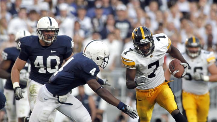 STATE COLLEGE, PA – OCTOBER 8: Marvin McNutt #7 of the Iowa Hawkeyes runs after the catch against the Penn State Nittany Lions during the game on October 8, 2011 at Beaver Stadium in State College, Pennsylvania. The Nittany Lions defeated the Hawkeyes 13-3. (Photo by Justin K. Aller/Getty Images)