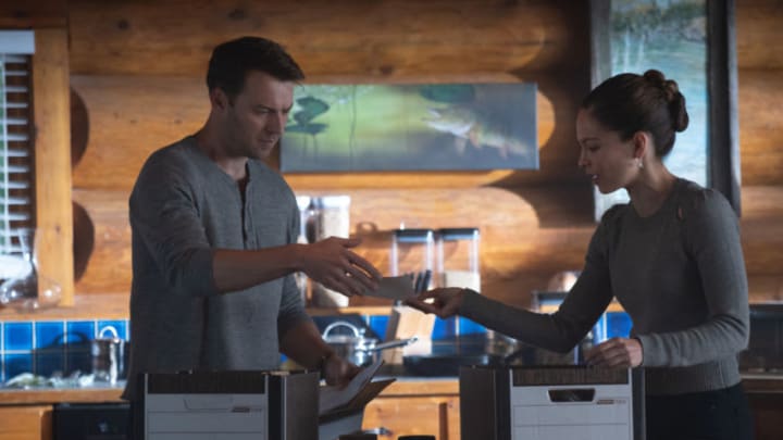 Burden of Truth -- "Crisis of Faith" -- Image Number: BOT_Ep5_0015.jpg -- Pictured (L-R): Peter Mooney as Billy Crawford and Kristin Kreuk as Joanna Chang -- Photo: 2020 Cause One Productions Inc. and Cause One Manitoba Inc.