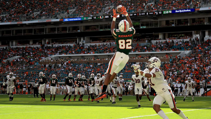 MIAMI GARDENS, FL – NOVEMBER 18: Ahmmon Richards #82 of the Miami Hurricanes makes a touchdown catch over Juan Thornhill #21 of the Virginia Cavaliers during a game at Hard Rock Stadium on November 18, 2017 in Miami Gardens, Florida. (Photo by Mike Ehrmann/Getty Images)