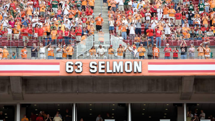 TAMPA, FL - NOVEMBER 08: Hall of Fame defensive end Lee Roy Selmon is inducted into the Buccanners Ring of Honor at halftime of the Tampa Bay Buccaneers game against the Green Bay Packers at Raymond James Stadium on November 8, 2009 in Tampa, Florida. (Photo by J. Meric/Getty Images)