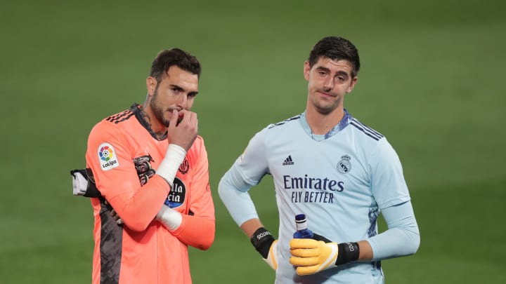 Goalkeepers Roberto Jimenez (L) of Real Valladolid CF and Thibaut Courtois (R) of Real Madrid CF. (Photo by Gonzalo Arroyo Moreno/Getty Images)