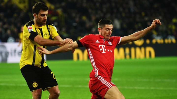 DORTMUND, GERMANY – NOVEMBER 19: Robert Lewandowski of Muenchen is challenged by Sokratis Papastathopoulos. During the Bundesliga match between Borussia Dortmund and Bayern Muenchen. At Signal Iduna Park on November 19, 2016 in Dortmund, Germany. (Photo by Stuart Franklin/Bongarts/Getty Images)