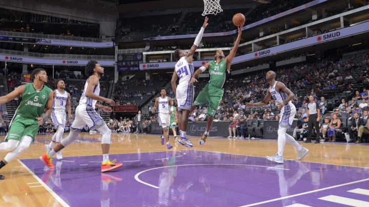 SACRAMENTO, CA – OCTOBER 8: Josh Childress #21 of Maccabi Haifa shoots a layup against Buddy Hield #24 of the Sacramento Kings on October 8, 2018 at Golden 1 Center in Sacramento, California. NOTE TO USER: User expressly acknowledges and agrees that, by downloading and or using this photograph, User is consenting to the terms and conditions of the Getty Images Agreement. Mandatory Copyright Notice: Copyright 2018 NBAE (Photo by Rocky Widner/NBAE via Getty Images)