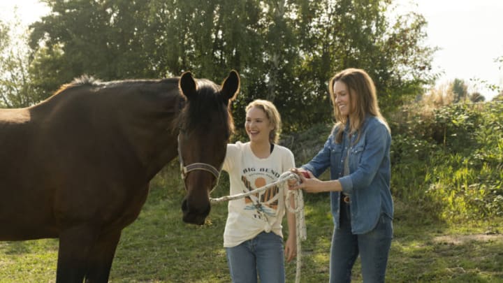 AWAY (L to R) TALITHA ELIANA BATEMAN as ALEXIS and HILARY SWANK as EMMA GREEN in episode 101 of AWAY Cr. KATIE YU/NETFLIX © 2020