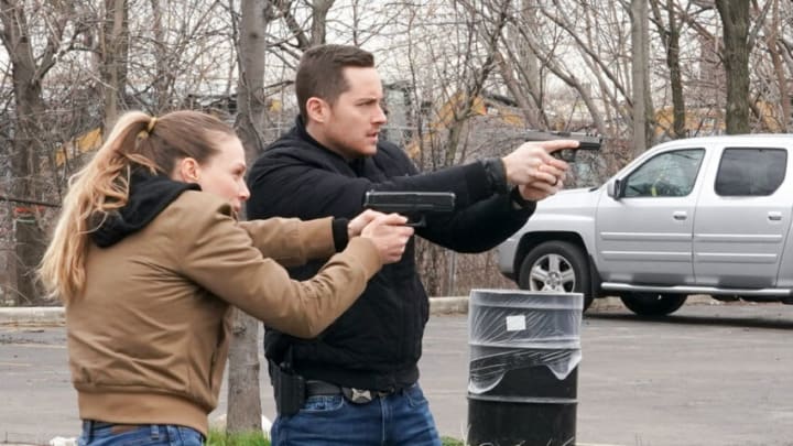 CHICAGO P.D. -- "House of Cards" Episode 921 -- Pictured: (l-r) Tracy Spiridakos as Hailey, Jesse Lee Soffer as Jay Halstead -- (Photo by: Lori Allen/NBC)