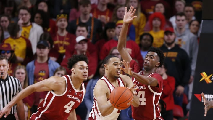 AMES, IA – FEBRUARY 25: Talen Horton-Tucker #11 of the Iowa State Cyclones passes the ball under pressure from Jamuni McNeace #4, and Jamal Bieniemy #24 of the Oklahoma Sooners in the second half of play at Hilton Coliseum on February 25, 2019 in Ames, Iowa. The Iowa State Cyclones won 78-61 over the Oklahoma Sooners. (Photo by David Purdy/Getty Images)