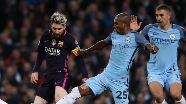 MANCHESTER, ENGLAND - NOVEMBER 01: Lionel Messi of Barcelona is tackled by Fernandinho of Manchester City during the UEFA Champions League match between Manchester City FC and FC Barcelona at Etihad Stadium on November 1, 2016 in Manchester, England. (Photo by Matthew Ashton - AMA/Getty Images)