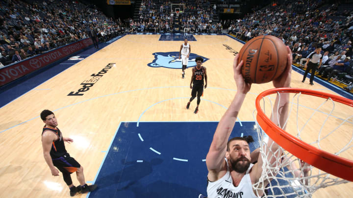 MEMPHIS, TN – FEBRUARY 28: Marc Gasol #33 of the Memphis Grizzlies handles the ball against the Phoenix Suns on February 28, 2018 at FedExForum in Memphis, Tennessee. NOTE TO USER: User expressly acknowledges and agrees that, by downloading and or using this photograph, User is consenting to the terms and conditions of the Getty Images License Agreement. Mandatory Copyright Notice: Copyright 2018 NBAE (Photo by Joe Murphy/NBAE via Getty Images)