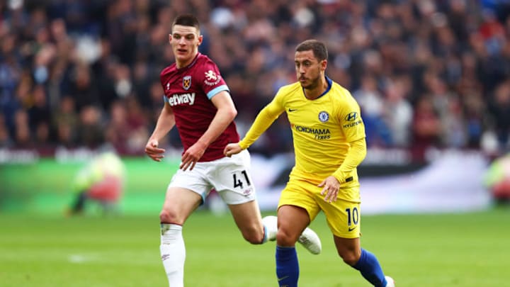 LONDON, ENGLAND - SEPTEMBER 23: Eden Hazard of Chelsea runs with the ball under pressure from Declan Rice of West Ham United during the Premier League match between West Ham United and Chelsea FC at London Stadium on September 23, 2018 in London, United Kingdom. (Photo by Dean Mouhtaropoulos/Getty Images)