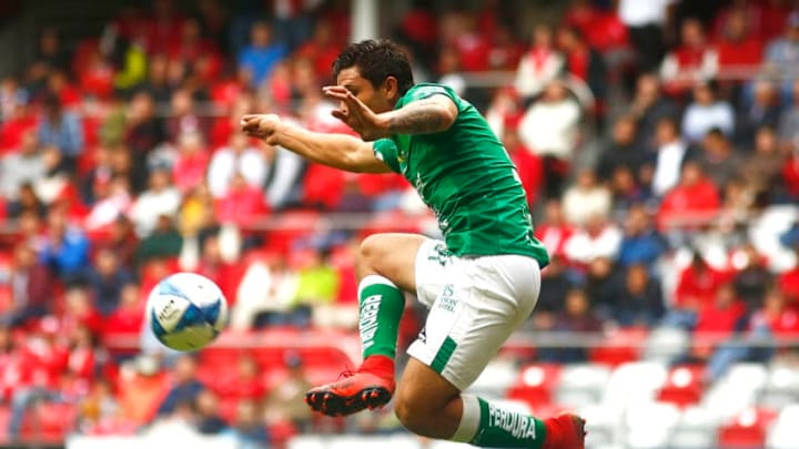 TOLUCA, MEXICO - AUGUST 26: Claudio Gonzalez of Leon jumps to control the ball during the 7th round match between Toluca and Leon as part of the Torneo Apertura 2018 Liga MX at Nemesio Diez Stadium on August 26, 2018 in Toluca, Mexico. (Photo by Angel Castillo/Jam Media/Getty Images)