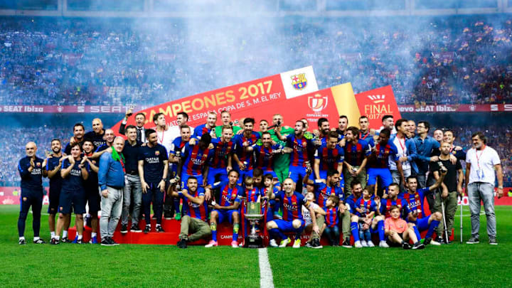 MADRID, SPAIN - MAY 27: FC Barcelona team poses for a picture with the King's Cup after winning the Copa Del Rey Final between FC Barcelona and Deportivo Alaves at Vicente Calderon Stadium on May 27, 2017 in Madrid, Spain. (Photo by Gonzalo Arroyo Moreno/Getty Images)