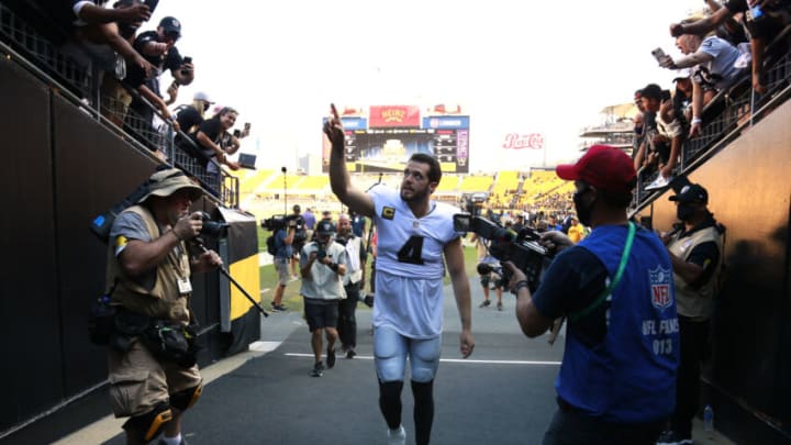 PITTSBURGH, PENNSYLVANIA - SEPTEMBER 19: Quarterback Derek Carr #4 of the Las Vegas Raiders points to fans while running off the field after the game against the Pittsburgh Steelers at Heinz Field on September 19, 2021 in Pittsburgh, Pennsylvania. (Photo by Justin K. Aller/Getty Images)