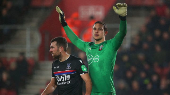 SOUTHAMPTON, ENGLAND – JANUARY 02: Southampton’s goal keeper Alex McCarthy and Palace’s James McArthur get ready for the corner during during the Premier League match between Southampton and Crystal Palace at St Mary’s Stadium on January 2, 2018 in Southampton, England. (Photo by Charlie Crowhurst/Getty Images)