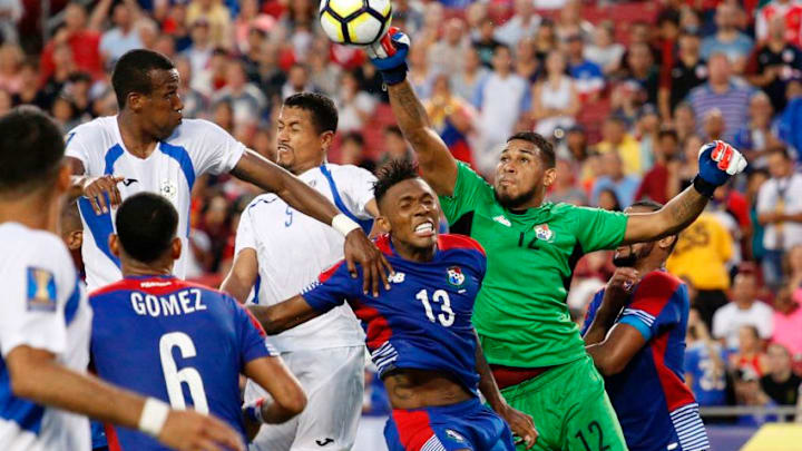 Goalkeeper Diedrich Tellez of Nicaragua (R) blocks a shot by Panama during the second half of their Group B Gold Cup soccer game on July 12, 2017 at Raymond James Stadium in Tampa, Florida. Panama won the game 2-1. / AFP PHOTO / Gregg Newton / Gregg Newton (Photo credit should read GREGG NEWTON/AFP/Getty Images)