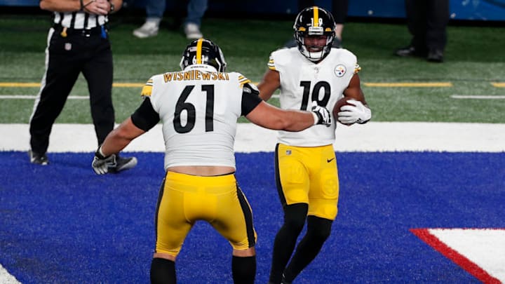EAST RUTHERFORD, NEW JERSEY - SEPTEMBER 14: (NEW YORK DAILIES OUT) JuJu Smith-Schuster #19 of the Pittsburgh Steelers celebrates his second quarter touchdown against the New York Giants with teammate Stefen Wisniewski #61 at MetLife Stadium on September 14, 2020 in East Rutherford, New Jersey. The Steelers defeated the Giants 26-16. (Photo by Jim McIsaac/Getty Images)