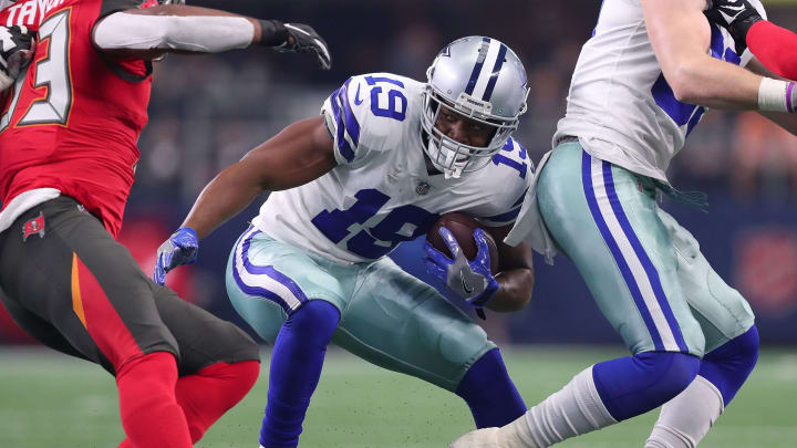 ARLINGTON, TEXAS – DECEMBER 23: Amari Cooper #19 of the Dallas Cowboys carries the ball against the Tampa Bay Buccaneers in the first quarter at AT&T Stadium on December 23, 2018 in Arlington, Texas. (Photo by Tom Pennington/Getty Images)