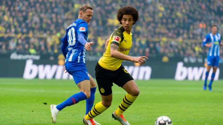 DORTMUND, GERMANY – OCTOBER 27: Ondrej Duda of Hertha BSC and Axel Witsel of Borussia Dortmund battle for the ball during the Bundesliga match between Borussia Dortmund and Hertha BSC at Signal Iduna Park on October 27, 2018 in Dortmund, Germany. (Photo by TF-Images/Getty Images)