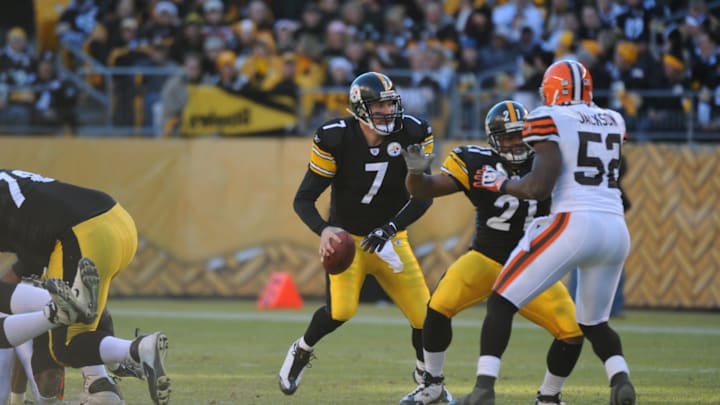 PITTSBURGH – DECEMBER 28: Quarterback Ben Roethlisberger #7 of the Pittsburgh Steelers looks looks to pass as running back Mewelde Moore #21 blocks against linebacker D’Qwell Jackson #52 of the Cleveland Browns at Heinz Field on December 28, 2008 in Pittsburgh, Pennsylvania. The Steelers defeated the Browns 31-0. (Photo by George Gojkovich/Getty Images)