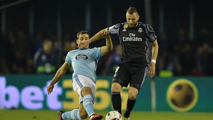 VIGO, SPAIN - JANUARY 25: Jonny Castro of Celta de Vigo competes for the ball with Karim Benzema of Real Madrid during the Copa del Rey quarter-final second leg match between Real Club Celta de Vigo and Real Madrid Club de Futbol at Municipal de Balaidos stadium on January 25, 2017 in Vigo, Spain. (Photo by Octavio Passos/Getty Images)