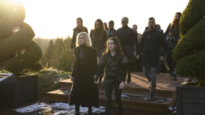 The 100 -- "The Blood of Sanctum" -- Image Number: HU613b_0269b.jpg -- Pictured (L-R): Jessica Harmon as Niylah, Eliza Taylor as Clarke, Lindsey Morgan as Raven, Lola Flanery as Madi, Tati Gabrielle as Gaia and Sachin Sahel as Jackson -- Photo: Diyah Pera/The CW -- © 2019 The CW Network, LLC. All rights reserved.