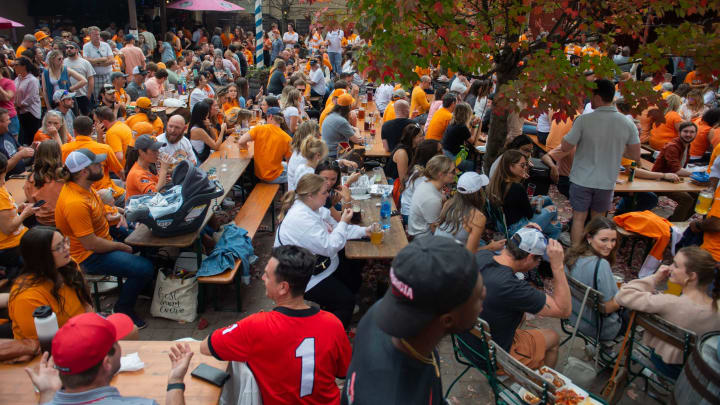 Tennessee fans react to the Tennessee vs Georgia game at Schulz Brau Brewing Company in Knoxville, Tenn. on Saturday, Nov. 5, 2022.Tennesseefanreactions 0072
