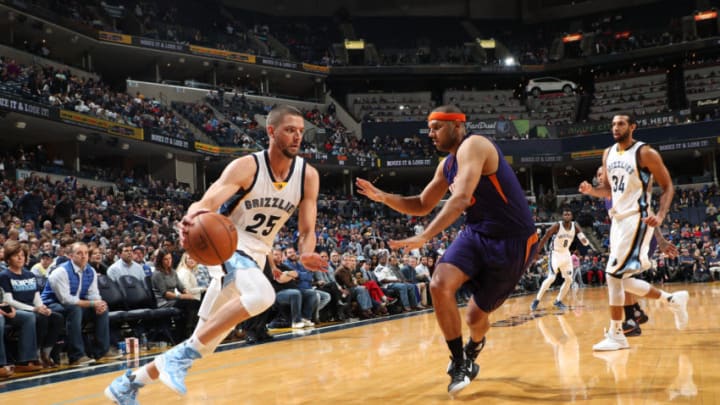 MEMPHIS, TN - FEBRUARY 8: Chandler Parsons #25 of the Memphis Grizzlies handles the ball during a game against the Phoenix Suns on February 8, 2017 at FedExForum in Memphis, Tennessee. NOTE TO USER: User expressly acknowledges and agrees that, by downloading and/or using this photograph, user is consenting to the terms and conditions of the Getty Images License Agreement. Mandatory Copyright Notice: Copyright 2017 NBAE (Photo by Joe Murphy/NBAE via Getty Images)