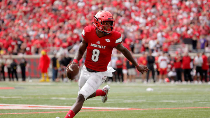 LOUISVILLE, KY - SEPTEMBER 17: Lamar Jackson #8 of the Louisville Cardinals runs with the ball against the Florida State Seminoles at Papa John's Cardinal Stadium on September 17, 2016 in Louisville, Kentucky. (Photo by Andy Lyons/Getty Images)