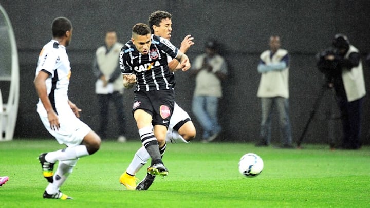Guerrero chuta para marcar gol