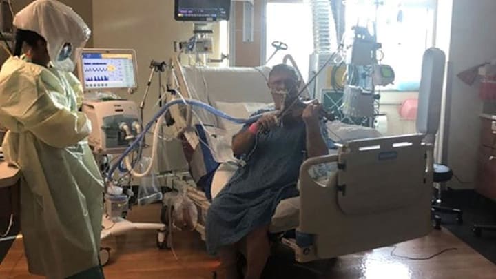 El paciente intubado por COVID - 19 conmovió al personal médico al tocar el violín El paciente intubado por COVID - 19 conmovió al personal médico al tocar el violín