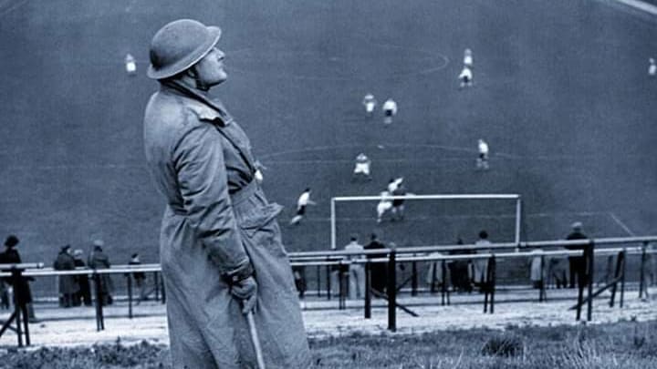 Un soldat surveille d'éventuels raids aériens lors d'un match Charlton-Arsenal, en 1940.