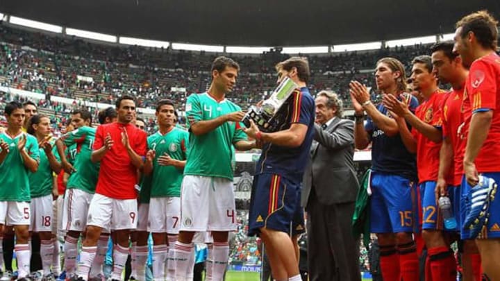 Rafael Márquez e Iker Casillas en un partido en el Estadio Azteca en 2010