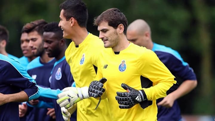 Raúl Gudiño entrenando junto a Iker Casillas