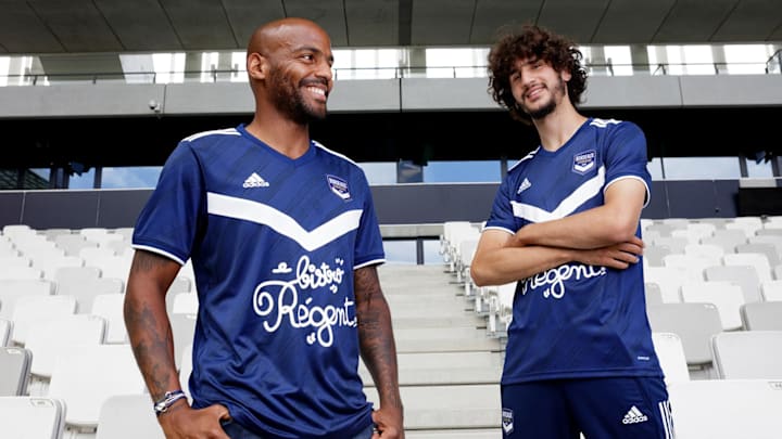 Les Girondins de Bordeaux dévoilent leur nouveau maillot domicile. Les Girondins de Bordeaux dévoilent leur nouveau maillot domicile.