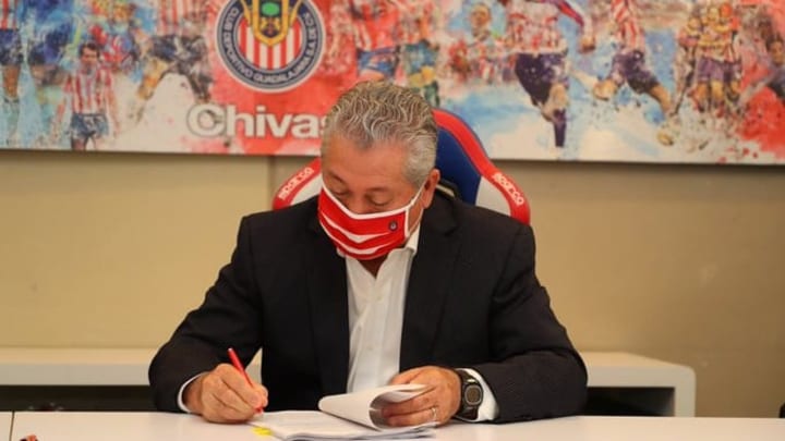 Víctor Manuel Vucetich firma contrato por dos años con las Chivas del Guadalajara. Víctor Manuel Vucetich firma contrato por dos años con las Chivas del Guadalajara.