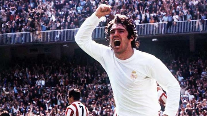 Carlos Alonso Santillana jugó 36 derbis