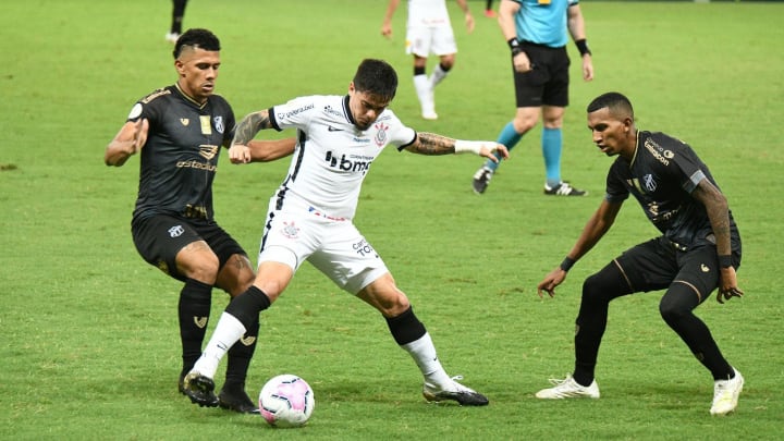 Corinthians e Ceará se enfrentam pelo Brasileirão. 