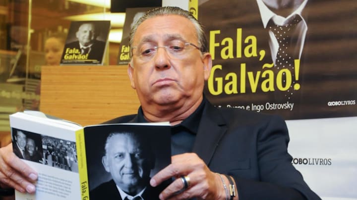 Galvão Bueno retornou às transmissões devidamente vacinado e criticou a CBF pela falta de imagens em um momento da partida. Galvão Bueno retornou às transmissões devidamente vacinado e criticou a CBF pela falta de imagens em um momento da partida.