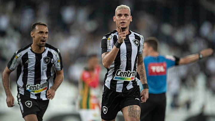 Rafael Navarro abriu o placar na vitória alvinegra por 2 a 0 Rafael Navarro abriu o placar na vitória alvinegra por 2 a 0